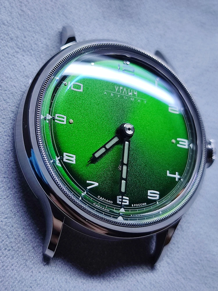 Изумрудный зеленый